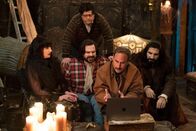 What We Do in the Shadows – v.l.n.r.) Nadja (Natasia Demetriou); Laszlo (Matt Berry); Bran (Randy Sklar); Nandor (Kayvan Novak)