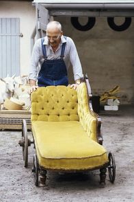 Löwenzahn Classics – Peter (Peter Lustig) hat ein schönes, altes Sofa geschenkt bekommen. Um es besser transportieren zu können, legt er es auf zwei Achsen mit Rädern.