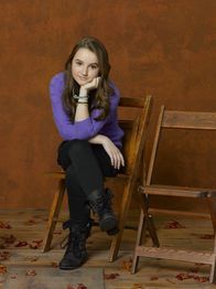 Last Man Standing – (2. Staffel) - Eve (Kaitlyn Dever) hat ein sehr gutes Verhältnis zu ihrem Vater. Vor allem weil sie sich nicht für die Dinge interessiert, die andere Mädchen in ihrem Alter interessieren.