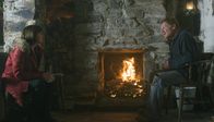 Inspector Mathias - Mord in Wales – Was weiß er über die Drogengeschäfte des ermordeten Busfahrers? Mared (Mali Harries) vernimmt den Mechaniker John Bell (Mark Lewis Jones, re.).
