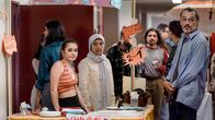 Almania – Kira (Derya Dilber) und Dilara (Jansel Dogan) versuchen Waffeln an die Kundschaft zu bringen.