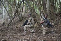 Hawaii Five-0 – Junior Reigns (Beulah Koale, l.) wird für eine Sondermission der Seals eingezogen. Er verstößt gegen die Vorschriften und weiht Steve McGarrett (Alex O'Loughlin, r.) ein, der sich daraufhin anschließt ...