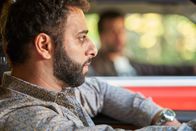 Heldt – Um Tiberius Stranach auf die Spur zu kommen, bittet Heldt (Kai Schumann, r.) seinen Freund, Taxifahrer Achmed (Yunus Cumartpay, l.), um Hilfe.