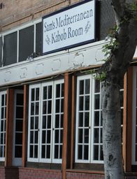 In Teufels Küche mit Gordon Ramsay – Heute ist Ramsay im mediterranen Restaurant "Sam's Kabob Room" in Monrovia, California, im Einsatz. Die ehemalige Hilfskraft Sam Najarr kaufte das Lokal 1997. Anfangs liefen die Geschäfte noch gut, doch die Situation verschlechterte sich zunehmend. Auch innerhalb der Familie, die in dem Betrieb tätig ist, gibt es Konflikte - und das sogar vor den Gästen ...