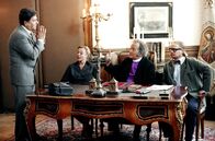 Kaisermühlen Blues – (v.li.) Peter Fröhlich (Erwin Schoitl), Veronika Faber (Fr. Klammer), Kurt Weinzierl (Monsignore Fatzl), Rochus Millauer (Mann in Filmkommission).