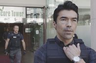 Hawaii Five-0 – Steve McGarrett (Alex O'Loughlin, l.) und Adam Noshimuri (Ian Anthony Dale, r.) haben die Menschen gerettet. Doch damit ist der Fall noch nicht abgeschlossen ...