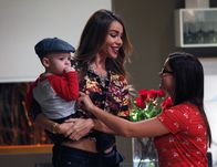 Modern Family – Gloria (Sophia Vergara) mit Baby Joe (Pierce Wallace) und Alex (Ariel Winter, r.)