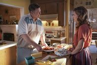 Young Sheldon – George Cooper sen. (Lance Barber, l.); Mary Cooper (Zoe Perry, r.)