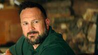Coco Farm – Charles‘ Vater Denis (Louis-Philippe Dandenault), selbst erfolgreicher Unternehmer, steht den beiden Jungs zwar beratend zu Seite, glaubt aber nicht an die „Coco Farm“ und an seinen Sohn. Charles soll lieber mehr für die Schule büffeln.