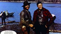 Der Ruf der Wildnis – Pete (Raimund Harmstorf, l.) und John Thornton (Charlton Heston, r.) begeben sich auf Goldsuche, um die Chance zu ergreifen, reich zu werden. Es beginnt ein gefährliches Abenteuer, bei dem sie Minusgraden, Korruption und Gewalt trotzen müssen.