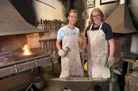 Expedition in die Heimat – Moderator Arndt (li.) in der Kunstschmiede mit Jürgen Behrends.
