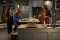 Last Man Standing – Während sich Vanessa (Nancy Travis, r.) um das Abendessen kümmert, enteckt Eve (Kaitlyn Dever, M.), dass der Freund ihrer Schwester Mandy (Molly Ephraim, l.) auf einem Foto mit einem anderen Mädchen zu sehen ist ...