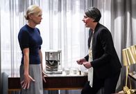Mom – Christy (Anna Faris, l.); Veronica (Paget Brewster, r.)