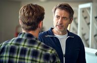 Watzmann ermittelt – Christoph Schaub (Guido Broscheit, r.) droht seinem Schüler Florian Hüttl (Nicolas Wolf, l.) damit, ihm die Schuld in die Schuhe zu schieben, sobald er den Kommissaren zu viel erzählen sollte.