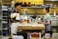 Superior Donuts – Franco (Jermaine Fowler, l.); Sofia (Diane Guerrero, r.)