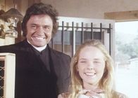 Unsere kleine Farm – Mary (Melissa Sue Anderson, r.) hat keine Ahnung, dass Mr. Hodgekiss (Johnny Cash, l.) kein Priester ist und hilft ihm gerne beim Sammeln der Spendengelder.