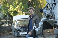 MacGyver – MacGyver (Lucas Till) glaubt, dass seine Ex-Freundin Nikki Carpenter hinter dem Auftragskiller steckt. Doch hat sie es wirklich auf sein Leben abgesehen?
