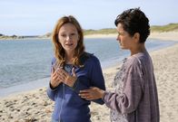 Die Frau am Strand – Brigitta (Katja Flint) erklärt Wibeke (Marie-Lou Sellem) ihre Beziehung zu Marie und ihre Träume.