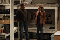 Last Man Standing – Seine Töchter haben Mike (Tim Allen, l.) dazu gebracht, die Idee mit der Alarmanlage zu verwerfen. Stattdessen will er jetzt den alten Luftschutzkeller unter dem Haus zu einem Panic Room umbauen. Seine Frau Vanessa (Nancy Travis, r.) ist davon wenig begeistert ...