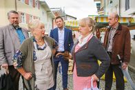 Die Rosenheim-Cops – v.r.) und Werner Kraisig (Johannes Herrschmann, r.) mit Misstrauen begegnen.