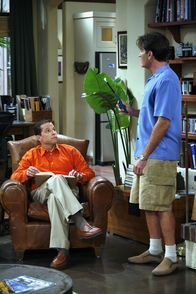 Two and a Half Men – Als Alan (Jon Cryer, l.) das geliehene Geld von Charlie (Charlie Sheen, r.) nicht zurückbekommt, sieht er sich gezwungen, ihm Sprit aus dem Tank abzuzapfen. Damit hat Charlie nicht gerechnet - und wirft ihn raus ...