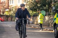 The Chelsea Detective – DI Max Arnold (Adrian Scarborough) ist auf dem Fahrrad zu seinen Einsätzen in Chelsea unterwegs
