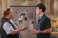 Two and a Half Men – Charlie (Charlie Sheen, r.) freut sich auf den Weihnachtsabend, den er ungestört mit seiner neuen Freundin Gloria im Bett verbringen will. Seine Haushälterin Berta (Conchata Ferrell, l.) hat bereits Eierpunsch angesetzt und das Essen im Ofen warm gestellt ...