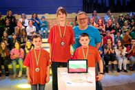 1, 2 oder 3 – Das rote Rateteam aus Sofia/Bulgarien freut sich mit Elton über die tolle Erfahrung bei "1, 2 oder 3".
