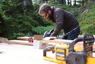 Fernab des Gesetzes – Matt Carlson hilft seinem Vater beim Bau eines Schuppens für einen Generator. (National Geographic für Disney/Gil Cano)