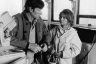 Hamburg Transit – NDR Fernsehen HAMBURG TRANSIT, "Auflieger" Uhr. Verwundert mustert Marion (Marietta Fliege) den Reederei-Angestellten Klaus Roddewig (Günther Malzacher). Er ist ungewohnt abweisend.