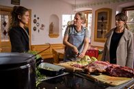 SOKO München – Toni Bischoff (Amanda da Gloria, l.) und Katharina Hahn (Bianca Hein, r.) befragen Bettina Raininger (Eva Meier, M.) bei ihr zu Hause.