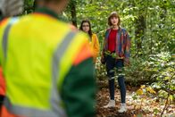 Schloss Einstein - Erfurt – Flora Freytag (Carla Hütterman, re.) und Rosa Panowski (Karlotta Hasselbach, li.) stellen fest, dass der Wald abgeholzt werden soll.