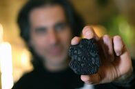 Tattoo: Trend oder Tradition? – Alte Familientradition: Dieser Olivenholz-Stempel berührte bereits die Haut unzähliger Pilger – Wassim Razzouk tätowiert auch heute noch damit in der Jerusalemer Altstadt.