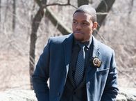 Elementary – Det. Bell (Jon Michael Hill) versucht herauszufinden, wer Zach Piller getötet hat, einen Mann, der Aufklärungsdrohnen in Afghanistan geflogen hatte ...