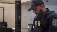 Schmugglern auf der Spur – CBP-Beamter Cox bearbeitet einen Fußgänger, der sich verdächtig verhält und seinen Fragen ausweicht, in El Paso, Texas.