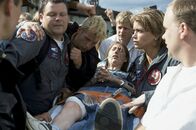 Die Rettungsflieger – Search and Rescue ist das Motto der "Rettungsflieger": Doch das ist nicht immer leicht für Sanitäter Thomas (Ulrich Bähnk, 2.v.l.) und Notärztin Maren (Gerit Kling, 2.v.r.). Sie müssen den verwundeten Polizistenmörder (Martin Sukale, M.) vor der aufgebrachten Menge retten.
