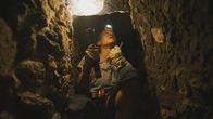 Spuren verlorener Städte mit Albert Lin – National Geographic Explorer, Albert Lin, rappels down an ancient tunnel into the El Buho pyramid at Dzibanche, Quintana Roo, Mexico. (Credit: National Geographic)
