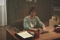 Sketch History – Im Reisebüro der DDR kommt es auf die richtigen Formulare an. Und darauf, dass Frau Zibulka (Valerie Niehaus) ein Einsehen zeigt.