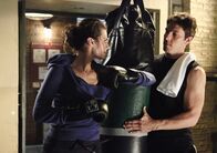 Castle – Beim Training mit der attraktiven Kate (Stana Katic, l.) steckt Det. Tom Demming (Michael Trucco, r.) gern ein paar Schläge ein ...