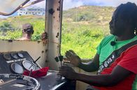 Mit dem Zug ... – St. Clair, einer der drei Lokführer der St. Kitts Scenic Railway, muss sich konzentrieren: die Druckluftbremse ist ausgefallen.
