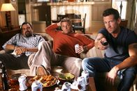 Desperate Housewives – Tom (Doug Savant, M.) wundert sich, warum Carlos (Ricardo Antonia Chavira, l.) sich als bester Freund von Mike (James Denton, r.) ausgibt ...