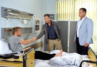 Rote Rosen – ARD ROTE ROSEN FOLGE 1804 Uhr im ERSTEN. Torben (Joachim Kretzer, r.) macht seinen Klienten Robin (Niklas Osterloh, l.) mit Sebastian (Klaus Zmorek, M.) bekannt. Sebastian soll als Gutachter fungieren.
