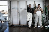 Im Angesicht des Sturms – Kelsey und Taylor Aiken lehnen an einer weißen Wand, die zeigt, wie hoch das Wasser während des Wirbelsturms Dorian gestiegen ist.