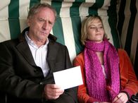 Frischer Wind – An der Seite von Luzy Ditten (Teresa Weißbach) vergisst Kurt Tobaben (Günther Maria Halmer) langsam seine Trauer.