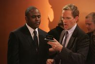 How I Met Your Mother – Barney (Neil Patrick Harris, l.) bekommt von Besuch von seinem Bruder James (Wayne Brady, r.) Da seine Freunde Winterschlaf halten, freut er sich um so mehr mit ihm um die Häuser ziehen zu können ...