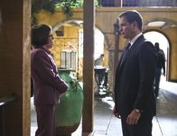 Navy CIS: L.A. – Als Rio, ein Gefangener auf einem Flug von Singapur nach Los Angeles, entkommen konnte, braucht DiNozzo (Michael Weatherly, r.) die Hilfe von Hetty (Linda Hunt, l.) und ihrem Team ...