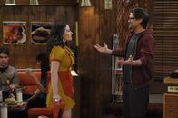 2 Broke Girls – Johnny (Nick Zano, r.) nimmt Abschied von Max (Kat Dennings, l.), denn er zieht nach Manhattan und will dort heiraten ...