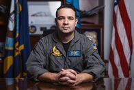 Top Guns: Die nächste Generation – Commander Justin Estrada sitzt für ein Porträt an seinem Schreibtisch. (Bildnachweis: National Geographic/Freddie Claire)