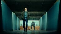 Jenseits der Spree – Robert Heffler (Jürgen Vogel, l.) ermittelt im Fall eines toten SEK-Beamten. Er erlebt eine Welt voller Feinde, in der - auch für Franz Albrecht (Leonard Kunz, r.) - nur die Treue zählt.