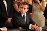 Suits – Harvey (Gabriel Macht) soll in Louis' Auftrag den Öko-Auto-Mogul Stephen Palmer als Klient gewinnen. Harvey versucht, mit seinem typischen Charme zu überzeugen, doch schließlich soll eine Pokerpartie zum Erfolg führen.